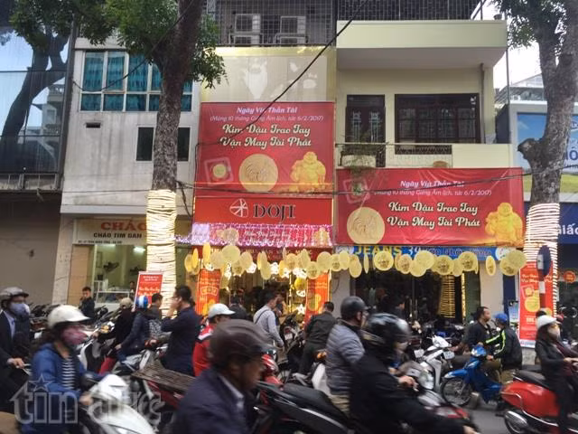 Sau giờ làm, dân công sở chen chân đi mua vàng ngày vía Thần Tài ảnh 1