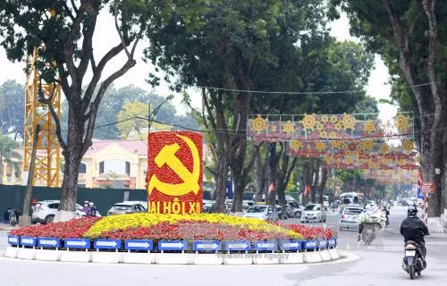 Thủ đô Hà Nội rộn ràng trên từng tuyến phố ảnh 2