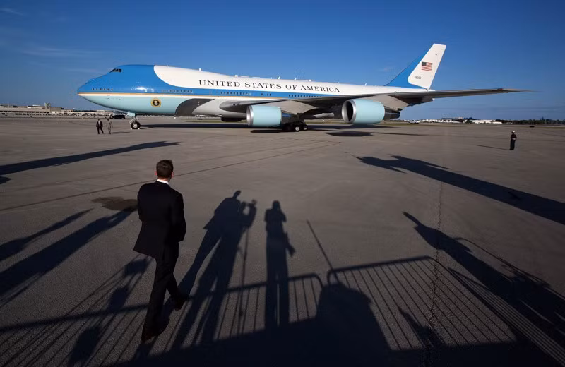 Không lực Một chở ông Trump bị 'máy bay lạ' áp sát ảnh 1
