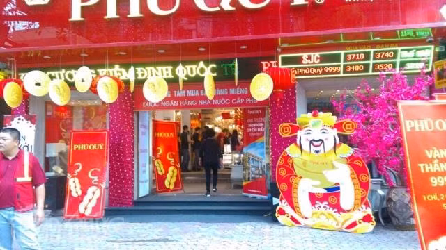 Nhiều 'chiêu' hút khách ngày vía Thần Tài ảnh 5