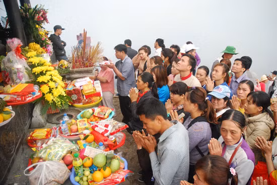 Hàng nghìn người đổ về núi thiêng Yên Tử dự khai hội 2017 ảnh 16
