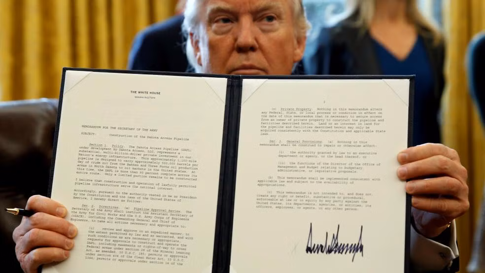 Bí ẩn đằng sau chữ ký 'dây thép gai' của tân Tổng thống Mỹ Donald Trump ảnh 1
