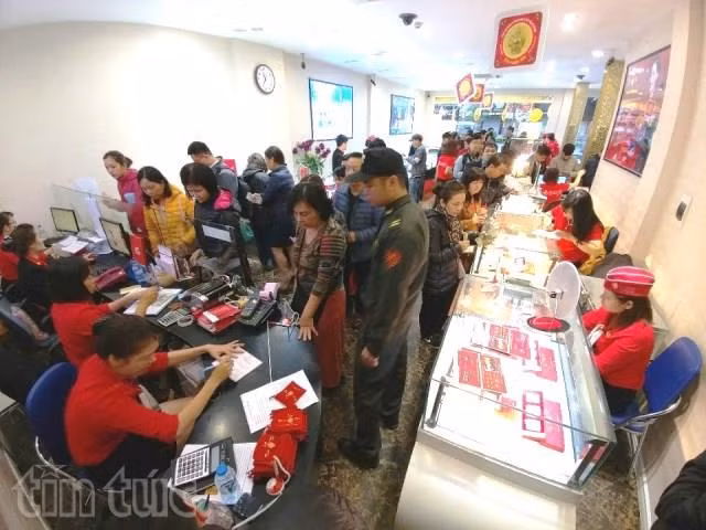 Sau giờ làm, dân công sở chen chân đi mua vàng ngày vía Thần Tài ảnh 8