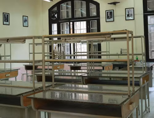 Vụ nữ sinh bị bỏng tại phòng thí nghiệm: Hiệu trưởng xin lỗi ảnh 1