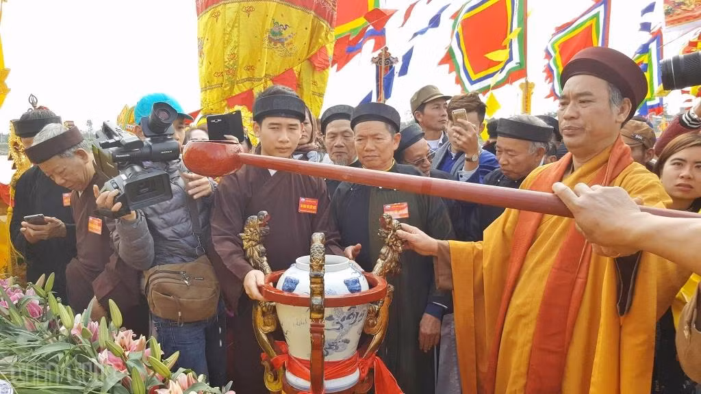 Xúc động nghi lễ rước dòng nước sông Hồng trong mát về Đền Trần Thái Bình ảnh 2