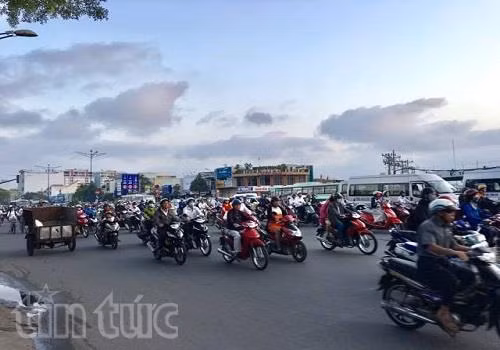 Giao thông TP Hồ Chí Minh ngột ngạt lại ngày đầu tuần sau Tết ảnh 3