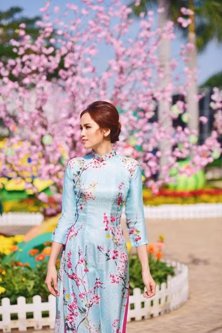 Giữa bão táp áo dài váy đụp, ngắm nghệ sĩ mặc áo dài truyền thống ảnh 6