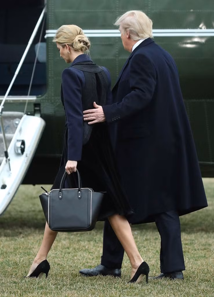 Chồng nhậm chức cả chục ngày, bà Melania Trump vẫn im hơi lặng tiếng ảnh 2