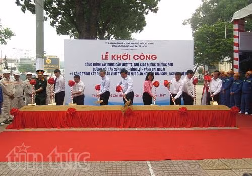 Khởi công hai cầu vượt giảm tải kẹt xe sân bay Tân Sơn Nhất ảnh 1