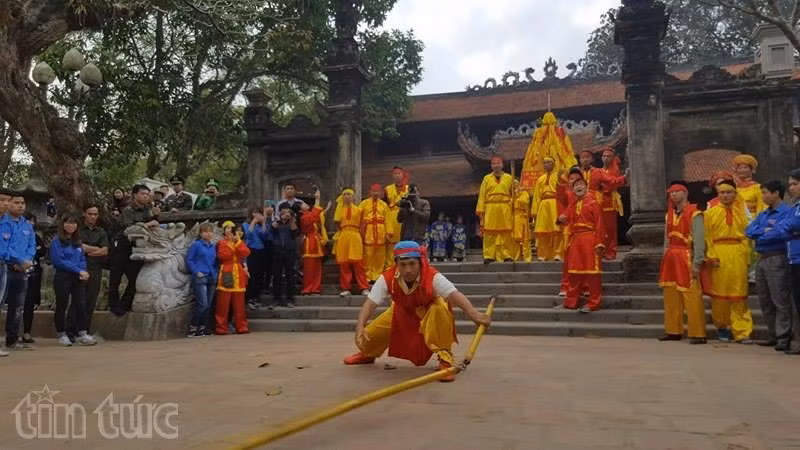 Kiệu hoa tre đền Sóc ‘biến mất’ sau chưa đầy 20 giây, tả tơi hoa lá rơi lại ảnh 3