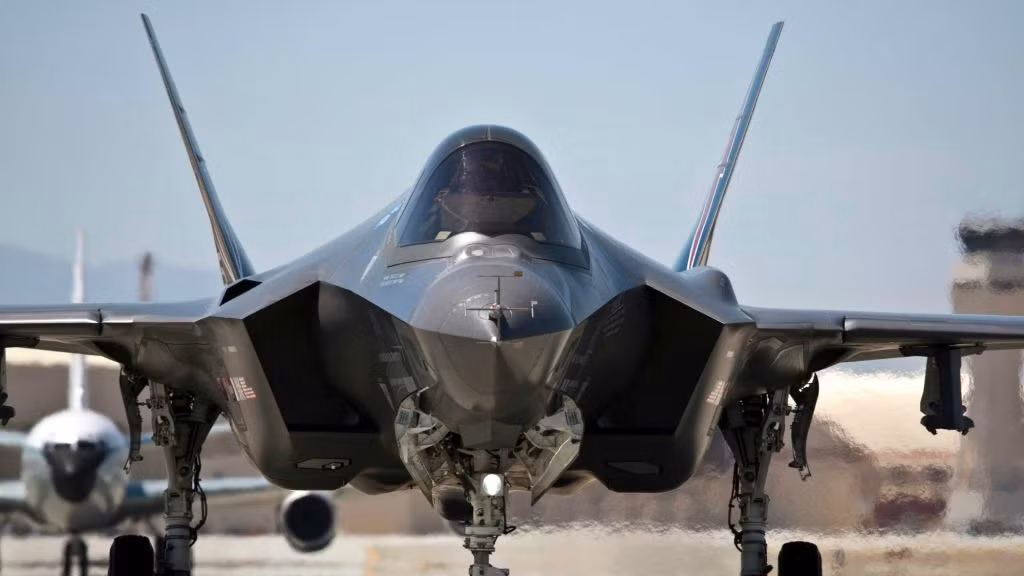 Mũ sắt của F-35 có thể làm gãy cổ phi công khi cất cánh ảnh 1