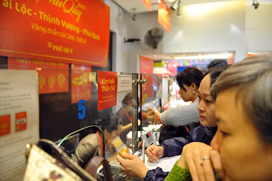 Xếp hàng mua vàng ngày vía Thần Tài từ tờ mờ sáng ảnh 8