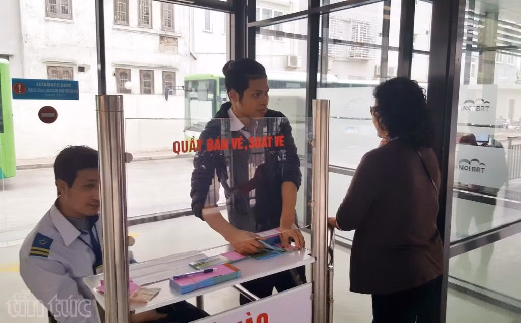 Trải nghiệm du Xuân bằng xe buýt nhanh BRT ảnh 1