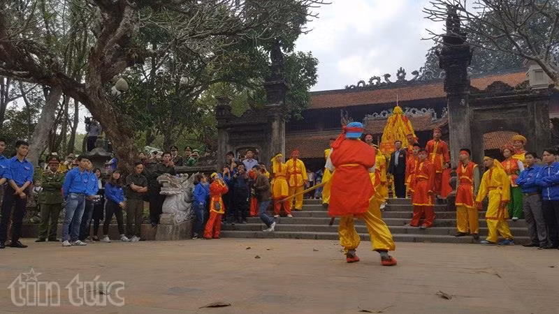 Kiệu hoa tre đền Sóc ‘biến mất’ sau chưa đầy 20 giây, tả tơi hoa lá rơi lại ảnh 2