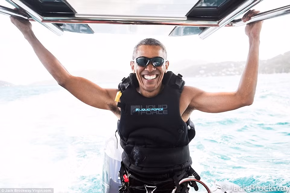 Xem Obama đấu lướt ván cùng bạn tỉ phú trên biển Caribe ảnh 1