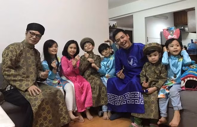 Giữa bão táp áo dài váy đụp, ngắm nghệ sĩ mặc áo dài truyền thống ảnh 1