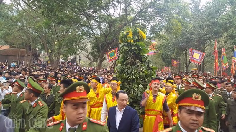 Dẫm đạp, đánh nhau tả tơi cướp lộc tại Hội Gióng ảnh 1