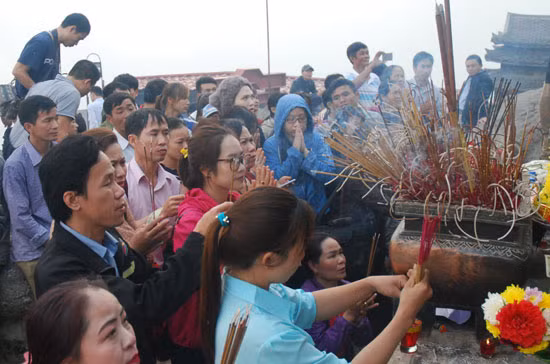 Hàng nghìn người đổ về núi thiêng Yên Tử dự khai hội 2017 ảnh 14
