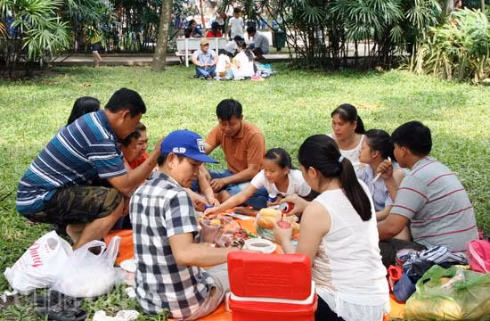 Thảo cầm viên ‘hút khách' trong ngày nghỉ cuối tuần đầu tiên năm Đinh Dậu ảnh 9