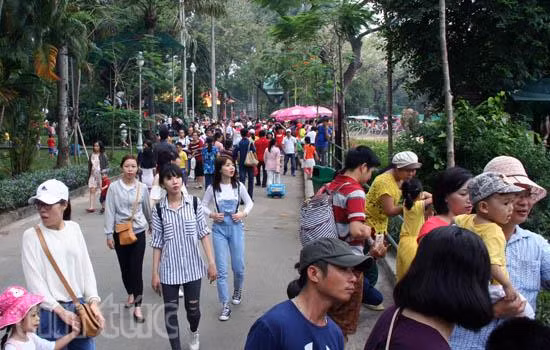 Thảo cầm viên ‘hút khách' trong ngày nghỉ cuối tuần đầu tiên năm Đinh Dậu ảnh 1