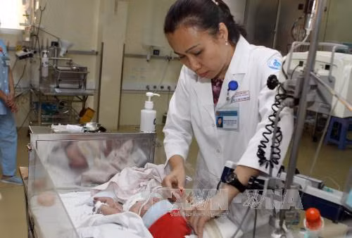Cứu sống trẻ sơ sinh 2 ngày tuổi khỏi khối bướu máu khổng lồ ảnh 1