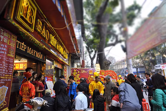 Xếp hàng mua vàng ngày vía Thần Tài từ tờ mờ sáng ảnh 2