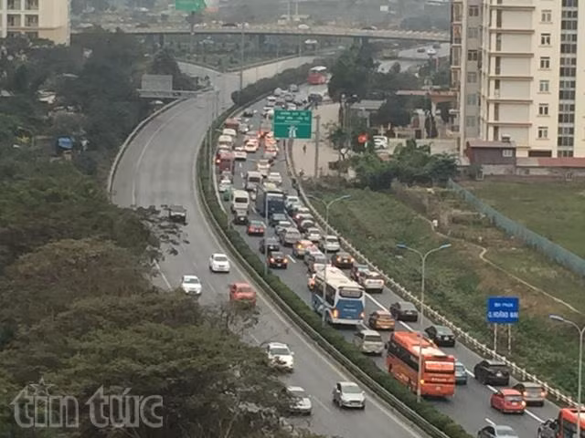 Hàng nghìn ô tô xếp hàng trên Cao tốc Pháp Vân-Cầu Giẽ ảnh 1