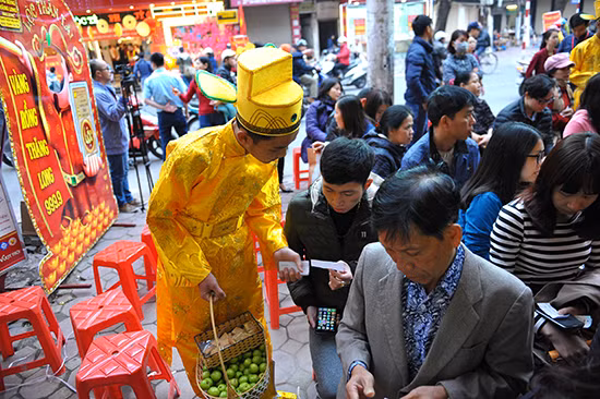 Xếp hàng mua vàng ngày vía Thần Tài từ tờ mờ sáng ảnh 4