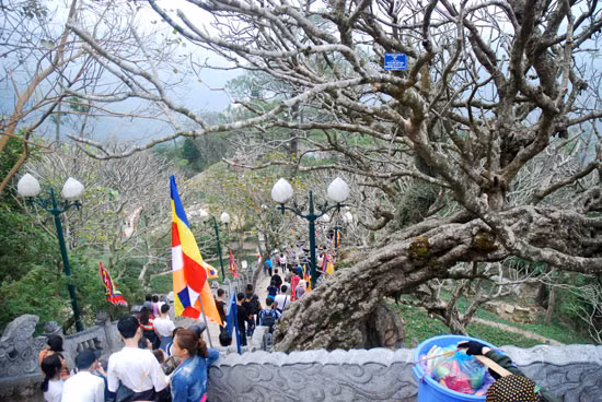 Hàng nghìn người đổ về núi thiêng Yên Tử dự khai hội 2017 ảnh 9