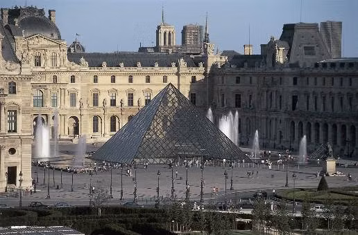 An ninh nổ súng bắn hạ kẻ khả nghi xông vào Bảo tàng Louvre ảnh 1