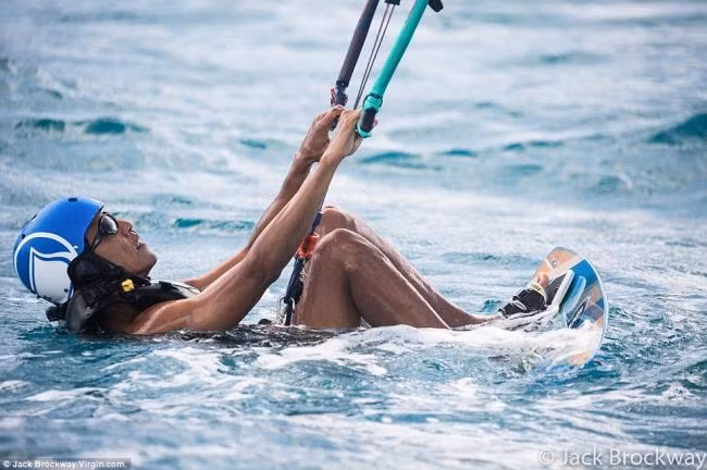 Xem Obama đấu lướt ván cùng bạn tỉ phú trên biển Caribe ảnh 3