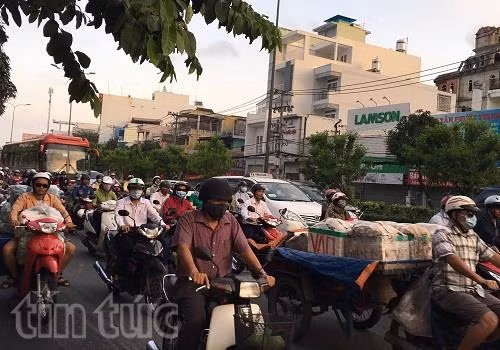 Giao thông TP Hồ Chí Minh ngột ngạt lại ngày đầu tuần sau Tết ảnh 2