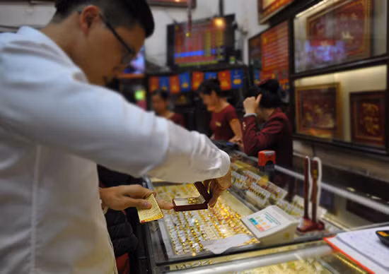Xếp hàng mua vàng ngày vía Thần Tài từ tờ mờ sáng ảnh 6