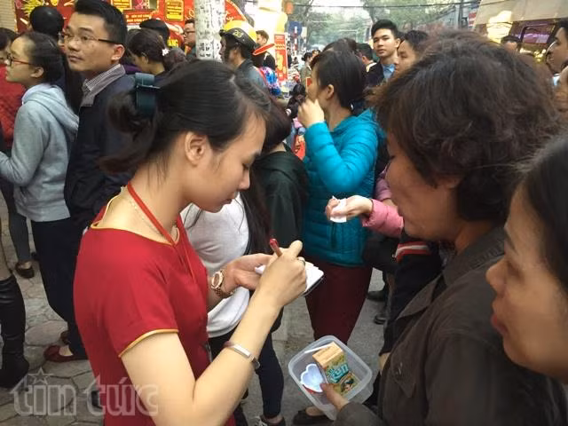 Sau giờ làm, dân công sở chen chân đi mua vàng ngày vía Thần Tài ảnh 5
