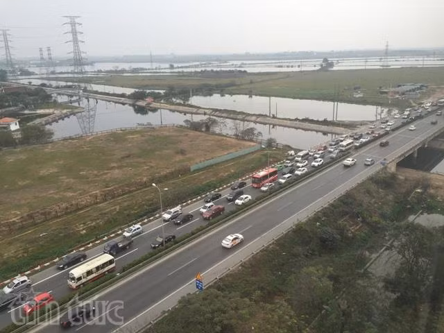 Hàng nghìn ô tô xếp hàng trên Cao tốc Pháp Vân-Cầu Giẽ ảnh 4