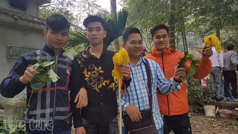 Kiệu hoa tre đền Sóc ‘biến mất’ sau chưa đầy 20 giây, tả tơi hoa lá rơi lại ảnh 4
