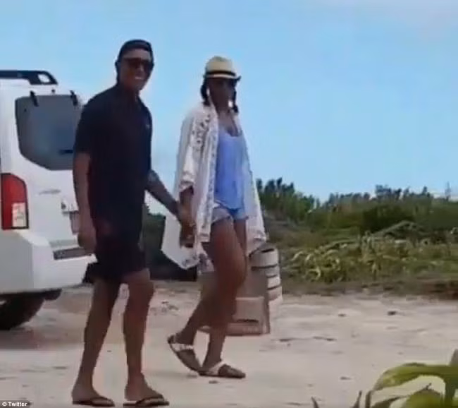 Xem Obama đấu lướt ván cùng bạn tỉ phú trên biển Caribe ảnh 8
