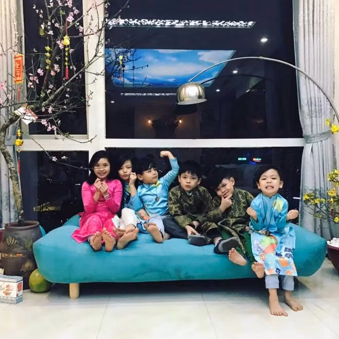 Giữa bão táp áo dài váy đụp, ngắm nghệ sĩ mặc áo dài truyền thống ảnh 2