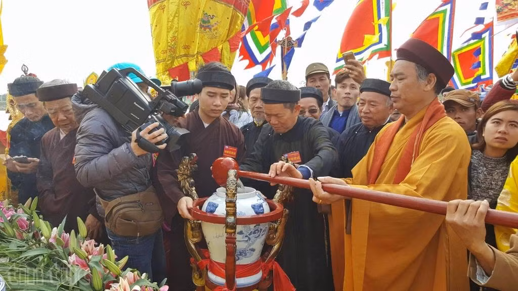 Xúc động nghi lễ rước dòng nước sông Hồng trong mát về Đền Trần Thái Bình ảnh 3