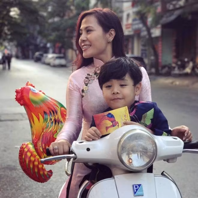 Giữa bão táp áo dài váy đụp, ngắm nghệ sĩ mặc áo dài truyền thống ảnh 3