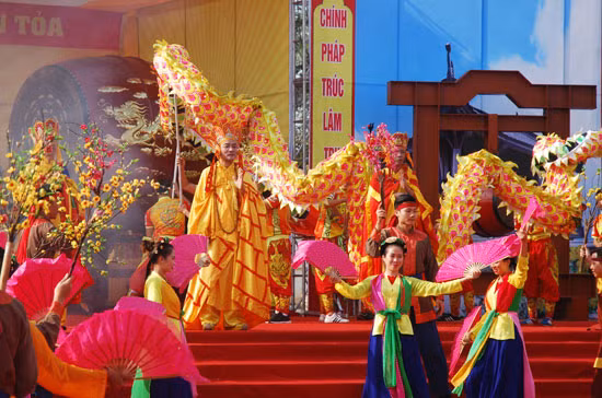 Hàng nghìn người đổ về núi thiêng Yên Tử dự khai hội 2017 ảnh 3