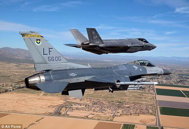 Mũ sắt của F-35 có thể làm gãy cổ phi công khi cất cánh ảnh 2