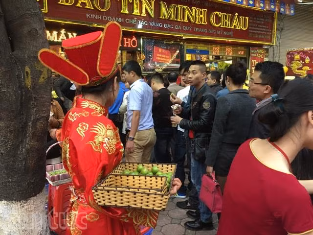 Sau giờ làm, dân công sở chen chân đi mua vàng ngày vía Thần Tài ảnh 4