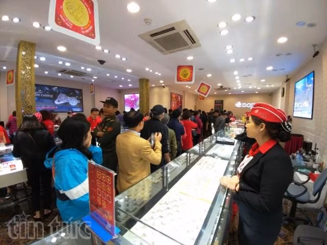 Sau giờ làm, dân công sở chen chân đi mua vàng ngày vía Thần Tài ảnh 9