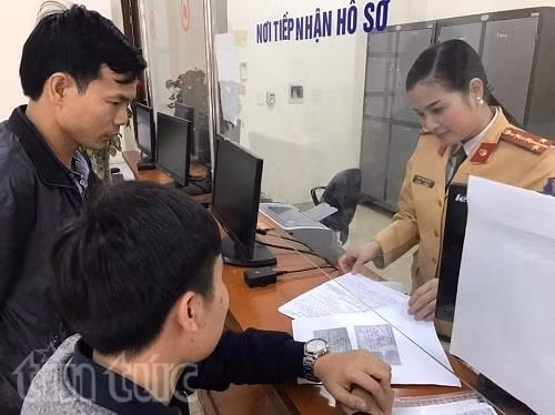 Cảnh sát giao thông Hà Nội tìm trả nhiều tài sản giá trị cho người bị mất ảnh 1