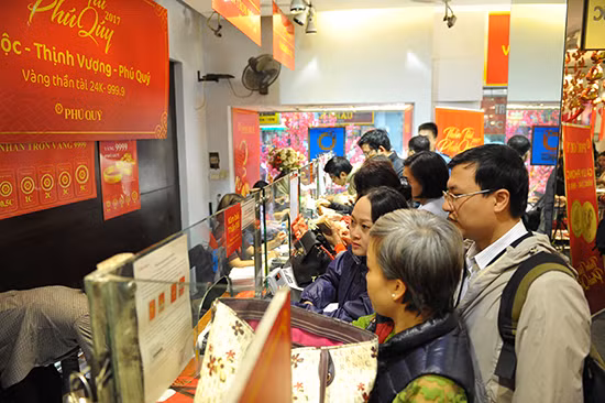 Xếp hàng mua vàng ngày vía Thần Tài từ tờ mờ sáng ảnh 7