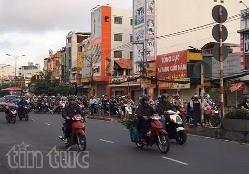 Giao thông TP Hồ Chí Minh ngột ngạt lại ngày đầu tuần sau Tết ảnh 1
