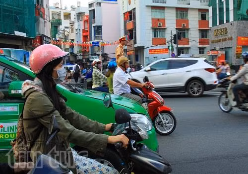 Giao thông TP Hồ Chí Minh ngột ngạt lại ngày đầu tuần sau Tết ảnh 5