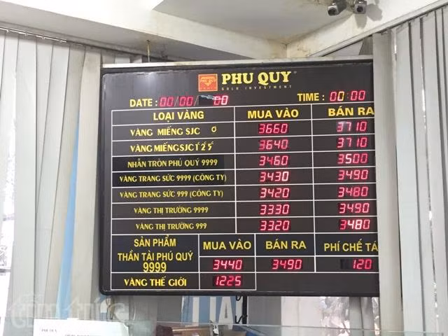 Sau giờ làm, dân công sở chen chân đi mua vàng ngày vía Thần Tài ảnh 3