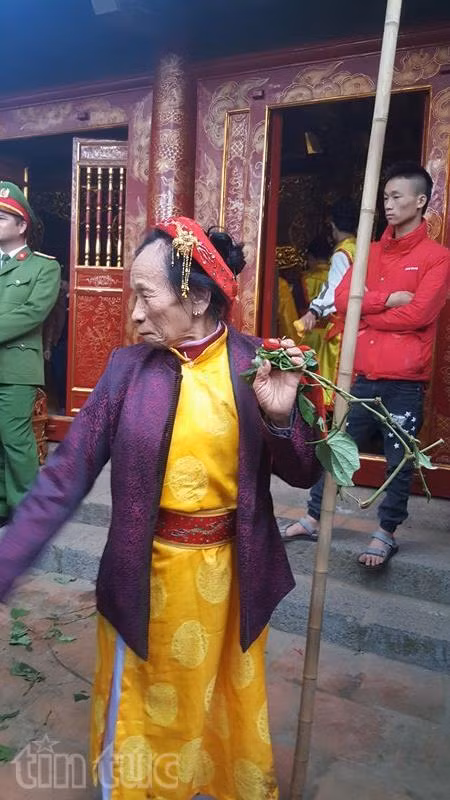 Kiệu hoa tre đền Sóc ‘biến mất’ sau chưa đầy 20 giây, tả tơi hoa lá rơi lại ảnh 6